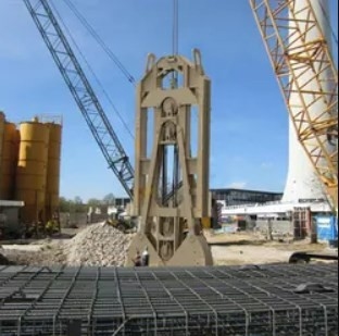 Hoogwaardige funderingsmachine met een diepte van 30 m en een max. lengte van 50 m. Reisafstand